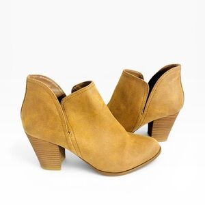 Fergalicious by Fergie Sz 7 Women’s Slip-on Tan Suede Booties Great Condition